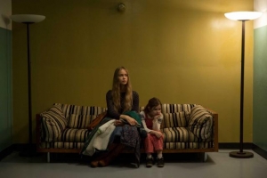 Chrisann Brennan (KATHERINE WATERSTON) with daughter Lisa Brennan (MAKENZIE MOSS) in “Steve Jobs”, directed by Academy Award® winner Danny Boyle and written by Academy Award® winner Aaron Sorkin. Set backstage in the minutes before three iconic product launches spanning Jobs’ career—beginning with the Macintosh in 1984, and ending with the unveiling of the iMac in 1998—the film takes us behind the scenes of the digital revolution to paint an intimate portrait of the brilliant man at its epicenter.