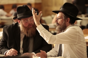 Deux juifs hassidiques parlent de deux ramoneurs (Grégory Gadebois et Denis Podalydes. © David Koskas)